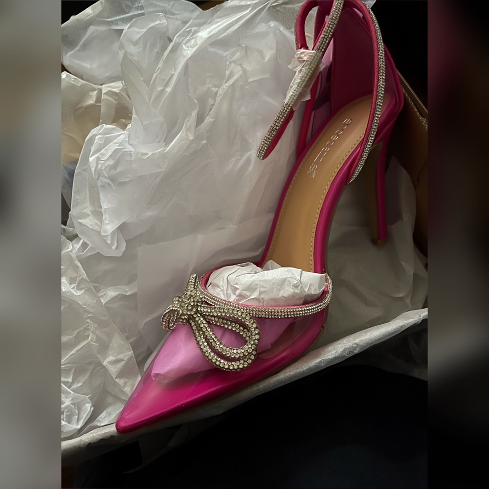 💕 Valentine Hot Fuchsia Diamond Embellished Pumps - Picture 8 of 11